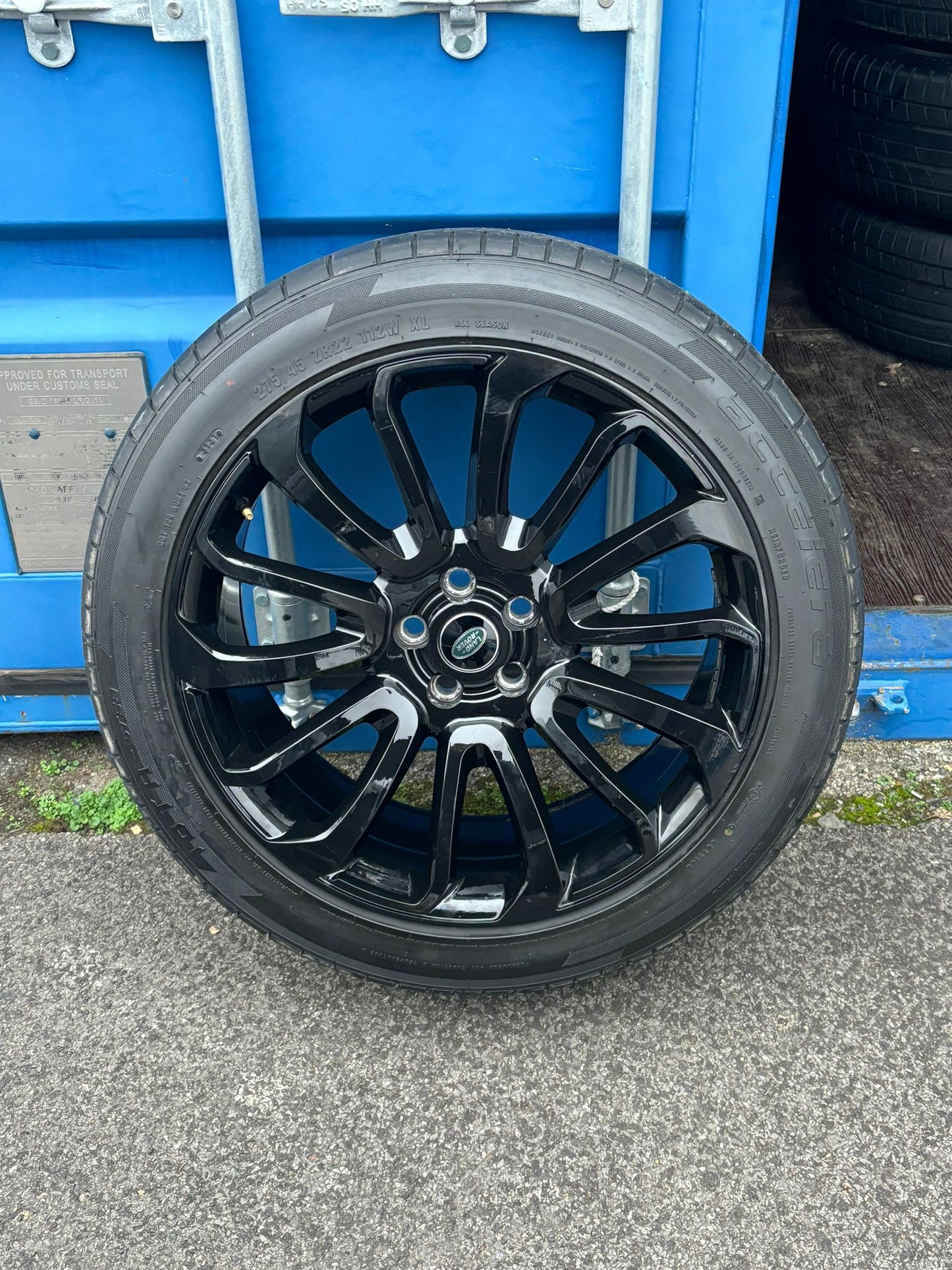 5 Range Rover 22" Alloys with Accelera Iota Tyres