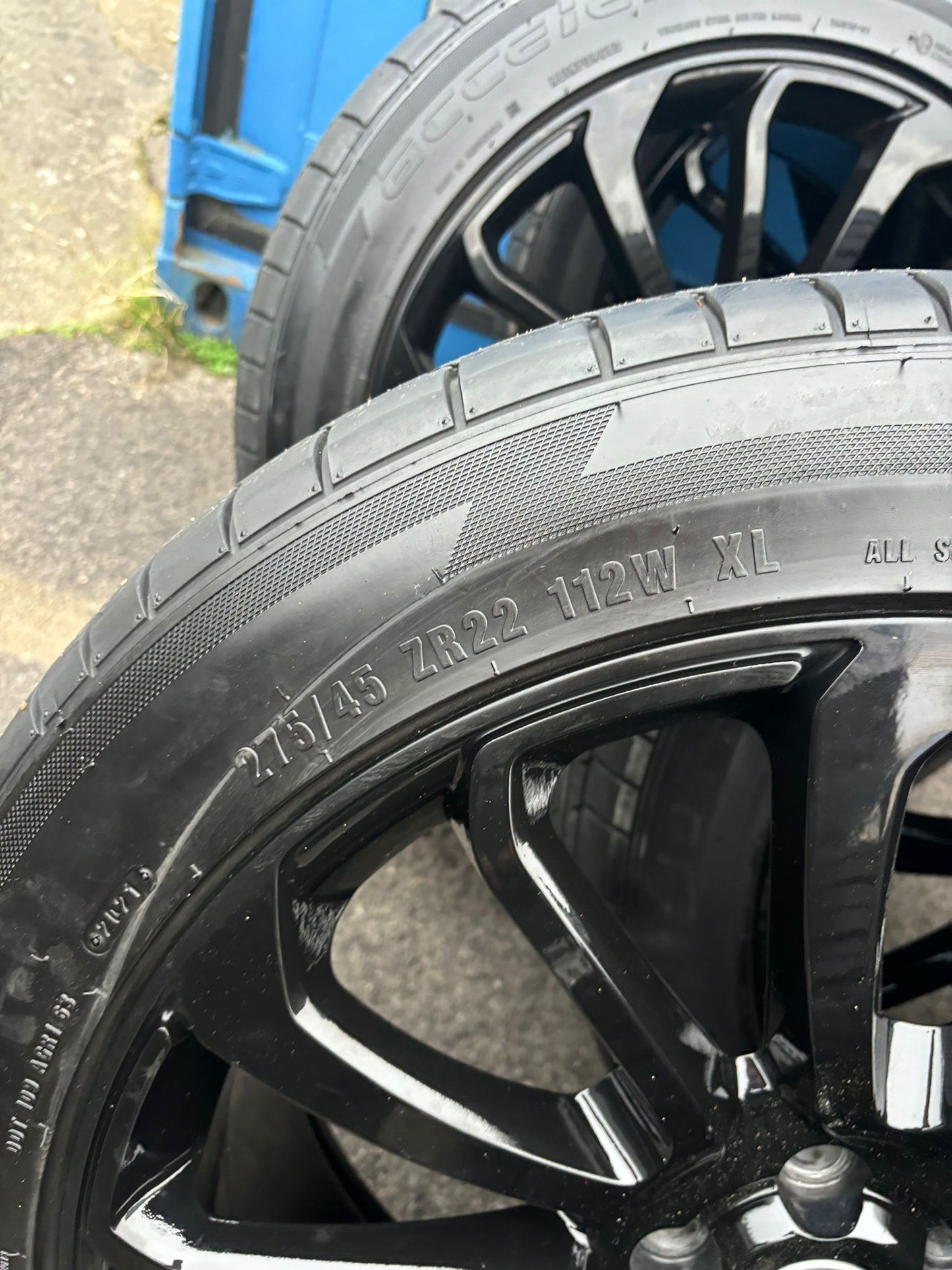 5 Range Rover 22" Alloys with Accelera Iota Tyres