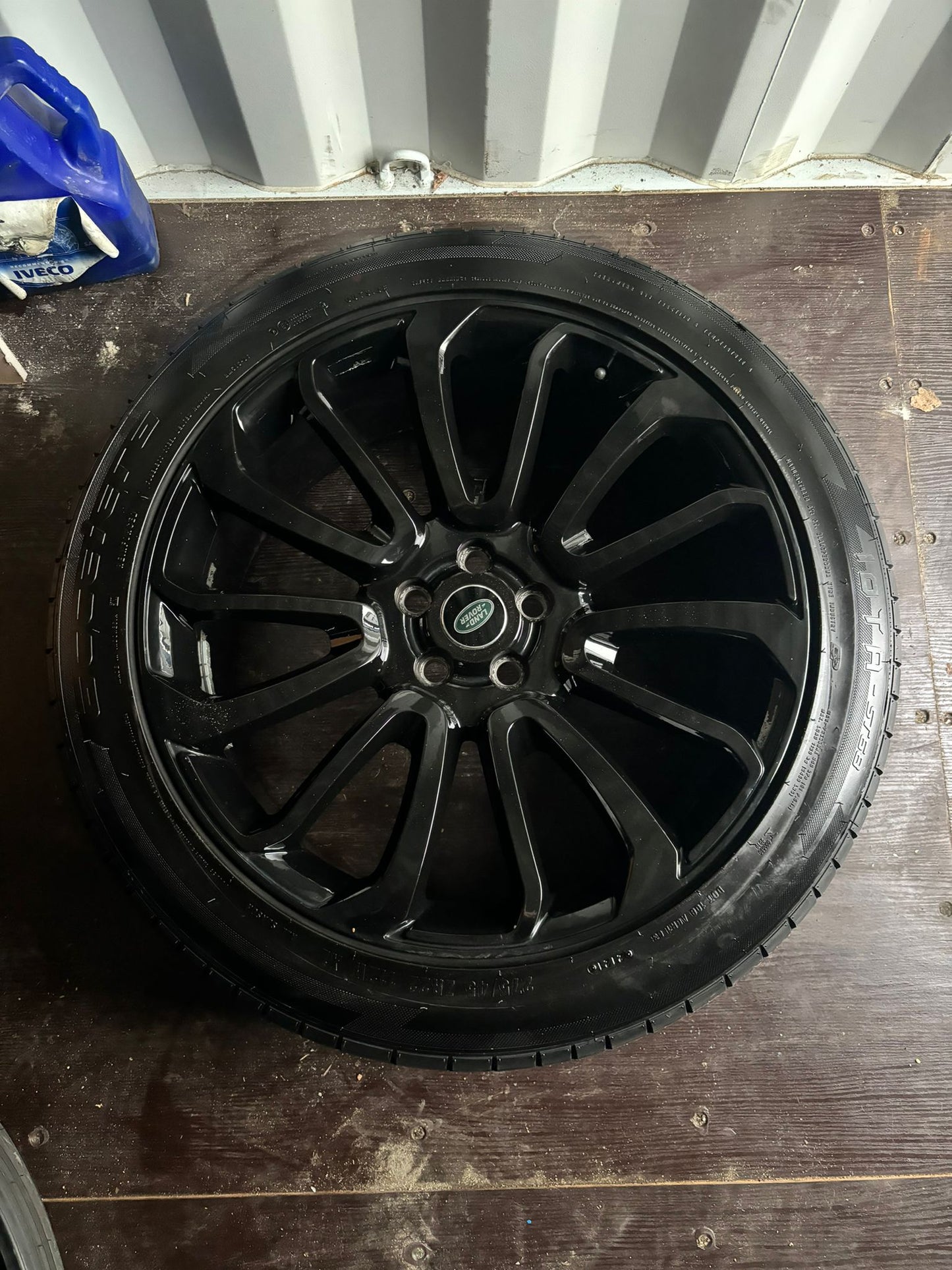 5 Range Rover 22" Alloys with Accelera Iota Tyres
