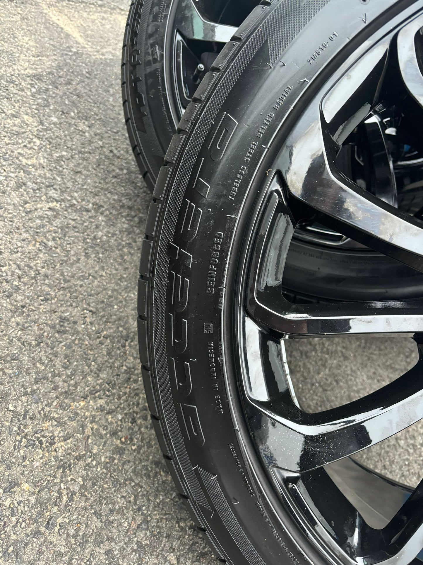 5 Range Rover 22" Alloys with Accelera Iota Tyres