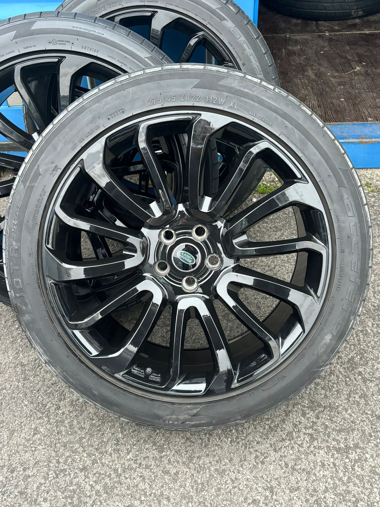 5 Range Rover 22" Alloys with Accelera Iota Tyres