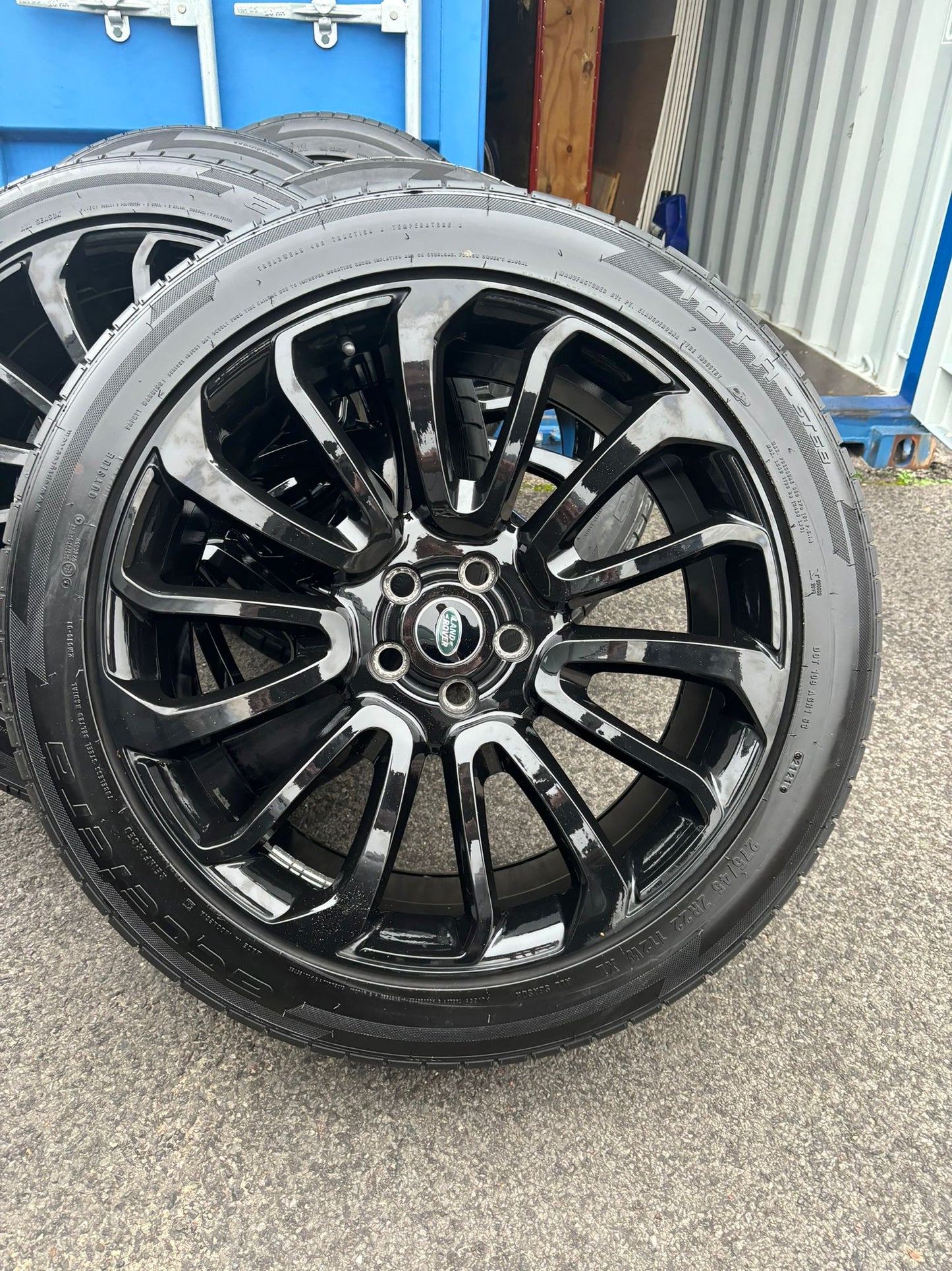 5 Range Rover 22" Alloys with Accelera Iota Tyres