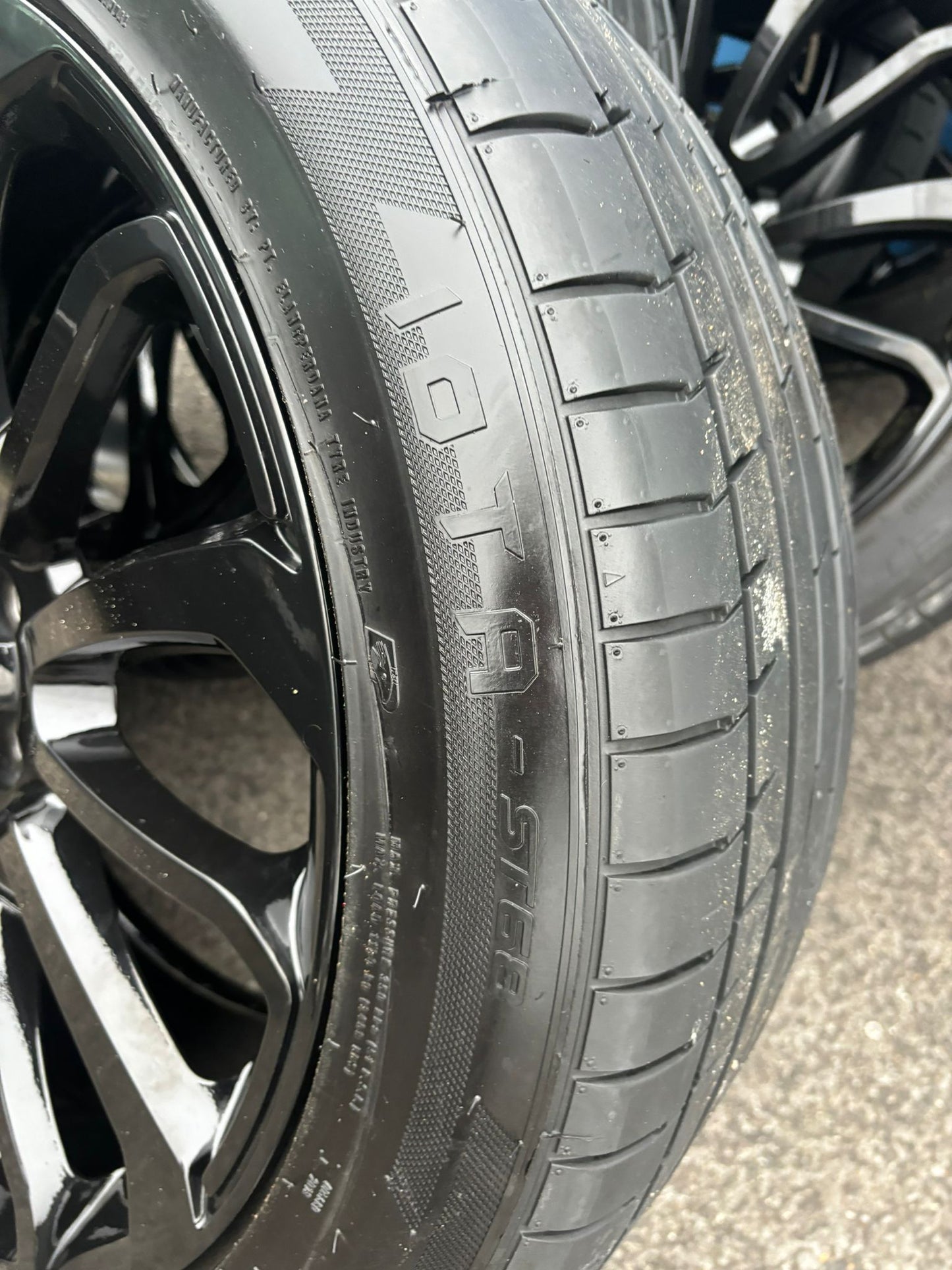 5 Range Rover 22" Alloys with Accelera Iota Tyres